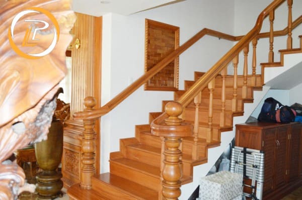 Mẫu cầu thang bằng gỗ tự nhiên phù hợp cho những căn nhà ống