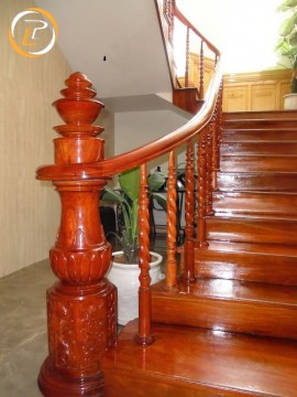 Trụ cầu thang gỗ tròn tạo điểm nhấn cho ngôi nhà của bạn